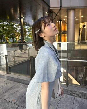 Abe Wakana Instagram - 最近は、夕方が本当に気持ちよくて最高ですね👜♡

お出かけ行くなら、どこ行きます〜？

#dazzlin#ワンピース#セットアップ#きれいめコーデ#ショートヘア