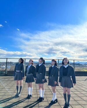 Abe Wakana Instagram - CDの撮影時のオフショット！📸
色々集めてみました！
#エモい #みたいな ？

最後に撮影中の動画も載せました〜楽しそう☺️笑
ドラマ『アイドル失格』のテトラ＋原作者 安部若菜☺️

#これが愛なのか #絶賛発売中 ☺️