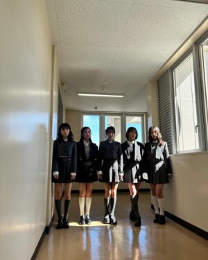 Abe Wakana Instagram - CDの撮影時のオフショット！📸
色々集めてみました！
#エモい #みたいな ？

最後に撮影中の動画も載せました〜楽しそう☺️笑
ドラマ『アイドル失格』のテトラ＋原作者 安部若菜☺️

#これが愛なのか #絶賛発売中 ☺️