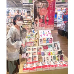 Abe Wakana Instagram - ⁡
⁡
ついに！
小説『#アイドル失格』が発売されました！
⁡
昨年の3月頃から始まり、ようやく今日を迎えることができて本当に嬉しいです🌸
⁡
小説を書くのは初めてで、時間もかかりましたが
周りの方に沢山支えられ、やっと形に！
⁡
⁡本屋さんに並んでるのが幸せすぎる…😭

ここから沢山の方に読んで頂けるよう
また頑張っていこうと思います！
⁡
普段小説を読まない方も、ぜひ読んでみてね！