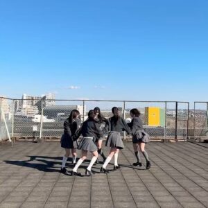 Abe Wakana Instagram - CDの撮影時のオフショット！📸
色々集めてみました！
#エモい #みたいな ？

最後に撮影中の動画も載せました〜楽しそう☺️笑
ドラマ『アイドル失格』のテトラ＋原作者 安部若菜☺️

#これが愛なのか #絶賛発売中 ☺️