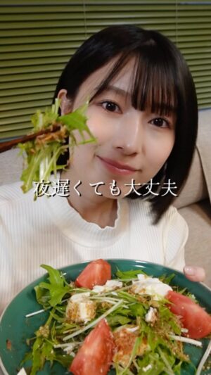 Abe Wakana Instagram - せっかく普段ご飯を作るなら…と動画にしてみました！
毎週載せるのを目標に、マイペースにやってみます☺️

一発目は、本当に週5️⃣は食べてるサラダ！

ぜひいいね、コメントで応援してください☺️

①水菜を4,5cmに切る
②ごま油、お酢、醤油を大さじ1ずつかける
③かつお節、ごまをかける

#料理#料理記録#レシピ#お家ごはん#お家ご飯#ダイエット#ヘルシー#サラダ#サラダレシピ