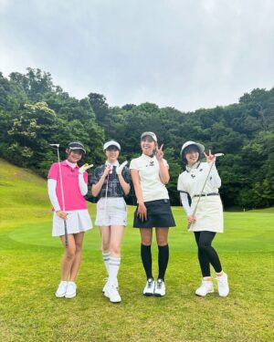 Abe Wakana Instagram - ゴルフ！

初めてコース行ったよ〜🏌️‍♀️(まだ回ってはいない)
めっちゃ気持ち良かった！！

濱弥早プロに教えて頂きました！
ありがとうございました☺️

YouTube「裏なんばちゃん」にて金曜22時に動画公開！
ぜひ緑を感じながらご覧ください⛳️

#全部顔に出るタイプ
#ゴルフ#ゴルフウェア#golf