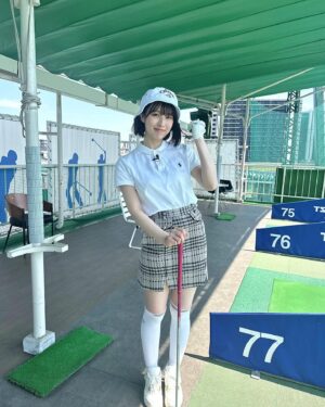 Abe Wakana Instagram - ゴルフ始めました🏌️‍♀️

私、坂下真心ちゃん、池田典愛ちゃんの三人がゴルフに挑戦する動画がYouTubeの「裏なんばちゃん」で毎週金曜🆙

初回はプロの南出仁寛さんに教えて頂きました✨

上手くなるぞー！皆さまぜひ見守っていてください⛳️✨

ちなみに皆さまは、ゴルフのご経験はおありですか？

#ゴルフ#golf#ゴルフウェア#callaway