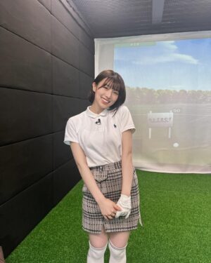 Abe Wakana Instagram - ゴルフ始めました🏌️‍♀️

私、坂下真心ちゃん、池田典愛ちゃんの三人がゴルフに挑戦する動画がYouTubeの「裏なんばちゃん」で毎週金曜🆙

初回はプロの南出仁寛さんに教えて頂きました✨

上手くなるぞー！皆さまぜひ見守っていてください⛳️✨

ちなみに皆さまは、ゴルフのご経験はおありですか？

#ゴルフ#golf#ゴルフウェア#callaway