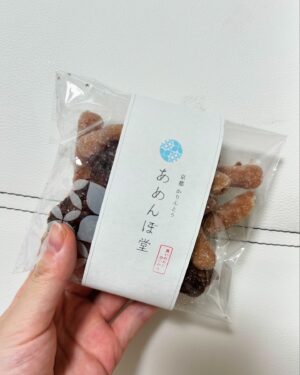 Abe Wakana Instagram - ずーっと行きたかった「正和堂書店」さん！
大阪鶴見にある街の本屋さんなんですが…

オリジナルブックカバーがとても可愛いんです！📚

選べない！興奮していっぱい買っちゃった！
本屋さん帰りとは思えない！

7枚目は、中身が分からないおすすめ本という激アツ演出…
多分読みたかったあれだろうなと思ったので迷わず購入。

大好きなかりんとうまで売ってて、もうたまらん…！

店内も広くて、本当に素敵な空間でした。
買った本はまた動画にまとめて載せます📚

#本#読書#正和堂書店#ブックカバー