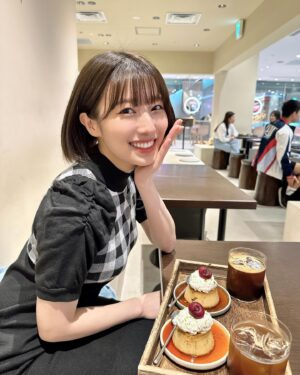 Abe Wakana Instagram - プリンは固め派です！どっち派〜？🍮

芳賀礼ちゃんとデートした時の♡
いっぱいお話し出来て楽しかった〜
色んな人とご飯に行ったりしたいなぁという時期です🥰

お誘い待ってます🥰

#grl#梅田カフェ#プリン