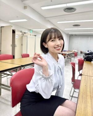 Abe Wakana Instagram - めがね〜！どう？仕事できそうですか？

#スーツ#できる女#バイトは半年でクビ#社会経験なし