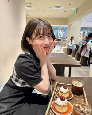 Abe Wakana Instagram - プリンは固め派です！どっち派〜？🍮

芳賀礼ちゃんとデートした時の♡
いっぱいお話し出来て楽しかった〜
色んな人とご飯に行ったりしたいなぁという時期です🥰

お誘い待ってます🥰

#grl#梅田カフェ#プリン