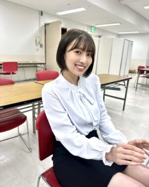 Abe Wakana Instagram - めがね〜！どう？仕事できそうですか？

#スーツ#できる女#バイトは半年でクビ#社会経験なし