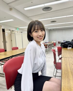 Abe Wakana Instagram - めがね〜！どう？仕事できそうですか？

#スーツ#できる女#バイトは半年でクビ#社会経験なし