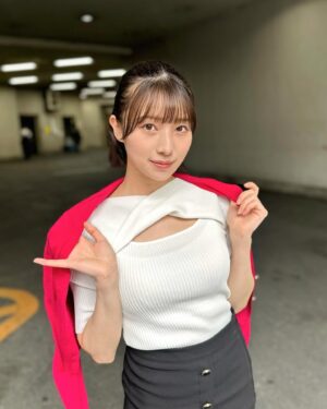 Abe Wakana Instagram - 最近は、iPhoneのポートレートモードで撮るのに
ハマっています📸
画質が綺麗に撮れる！！

実は背中も…あちこち開いてるお洋服でお送りしました🫣