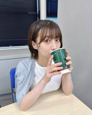 Abe Wakana Instagram - ついに私も…
#肩掛けカーディガン をする日が来ました☺️

おしゃれ女子と大人女子の代名詞的なもの！
と勝手に思って憧れていました。

袖通せばいいのに…なんて思っていた私も遠い過去です。

上から下までぜ〜んぶユニクロな日でした🤍
肩、掛けこなせてますか？(^^)

#ユニクロ#uniqro#きれいめコーデ#大人カジュアル#白T