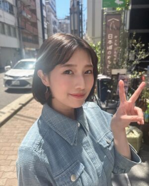 Abe Wakana Instagram - いいお天気〜！
こんなお天気の日には、オデコも出しちゃいますね🔅

デコ出し、たまにはアリですか？🐜
#dazzlin#ワンピース