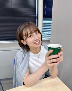 Abe Wakana Instagram - ついに私も…
#肩掛けカーディガン をする日が来ました☺️

おしゃれ女子と大人女子の代名詞的なもの！
と勝手に思って憧れていました。

袖通せばいいのに…なんて思っていた私も遠い過去です。

上から下までぜ〜んぶユニクロな日でした🤍
肩、掛けこなせてますか？(^^)

#ユニクロ#uniqro#きれいめコーデ#大人カジュアル#白T