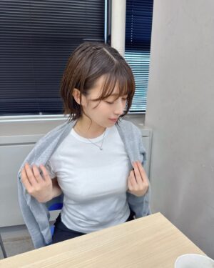 Abe Wakana Instagram - ついに私も…
#肩掛けカーディガン をする日が来ました☺️

おしゃれ女子と大人女子の代名詞的なもの！
と勝手に思って憧れていました。

袖通せばいいのに…なんて思っていた私も遠い過去です。

上から下までぜ〜んぶユニクロな日でした🤍
肩、掛けこなせてますか？(^^)

#ユニクロ#uniqro#きれいめコーデ#大人カジュアル#白T