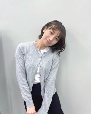 Abe Wakana Instagram - ついに私も…
#肩掛けカーディガン をする日が来ました☺️

おしゃれ女子と大人女子の代名詞的なもの！
と勝手に思って憧れていました。

袖通せばいいのに…なんて思っていた私も遠い過去です。

上から下までぜ〜んぶユニクロな日でした🤍
肩、掛けこなせてますか？(^^)

#ユニクロ#uniqro#きれいめコーデ#大人カジュアル#白T