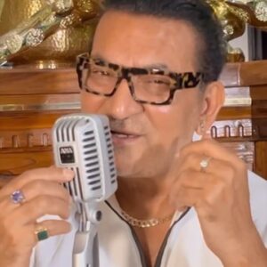 Abhijeet Bhattacharya Instagram - Aane Wala Pal, Jaane Wala Hai....

#abhijeetunplugged
#kishorekumar
#golmaal
#golmaalsongs
#abhijeetsongs
#bollywoodsongs
#BollywoodClassics
#abhijeetfans
#teamabhijeet
#bollywoodmusic
#RDBurman
#gulzar