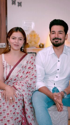 Abhinav Shukla Instagram - Har rishte ki buniyaad hota hai ‘sammaan’ aur yahi seekh de rahi hai Mangal apni behen Lakshmi ko. 

Par kya woh Lakshmi ke liye dhuund payegi ek aisa pati jo karega uska pura sammaan?

Aap bhi dekhiye #MangalLakshmi har raat 9 baje only on @colorstv ✨

#MangalLakshmi
#ChutkiBharSammaan