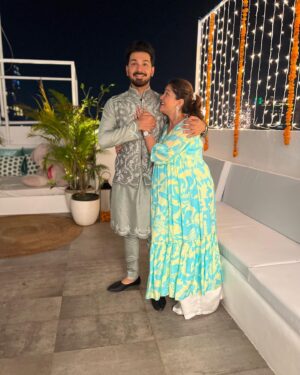 Abhinav Shukla Instagram - I know its too late but …🙋🏼i was shining bright !  Happy Diwali again! 

Outfit:  @gargee_designers 
Styled by @stylingbyvictor @sohail__mughal___