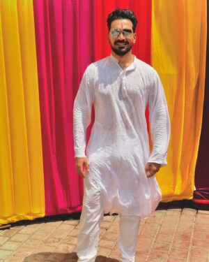 Abhinav Shukla Instagram - E & J’s First Holi 👼🏻👼🏻. @theshilpaagnihotri @rubinadilaik  #holi  Outfit @lucknowicrafts
Styled @stylingbyvictor @sohail__mughal___.