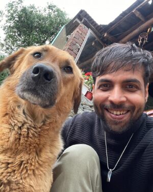 Abhishek Banerjee Instagram - Smoky n me ❤️ 

@theunmad 

#dogsofhimachal #dogs #bestfriends #actor #explorer #actorslife @theunmad