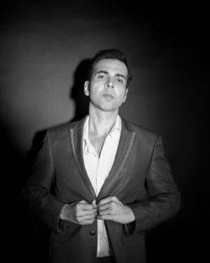 Abhishek Banerjee Instagram - Show is just getting started ;) 🥂

@trunkmotionpictures 
@ryan_cube
@palka_sodhi

Hair @arbazshaikh6210 
Make up @makeupby.shiva 

#actor #poser #actorslife