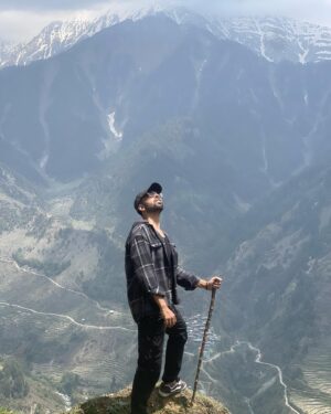 Abhishek Banerjee Instagram - How far before you reach the top ? Well there’s no top no bottom.. only better views with each step ;) keep walking my friend 🫶🚶‍♂️

Pc : @iammanujsharma 

#mountainboy #trekking #grattitude #actor #actorslife