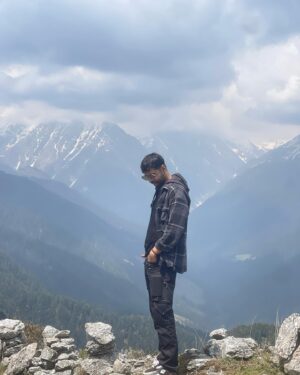 Abhishek Banerjee Instagram - How far before you reach the top ? Well there’s no top no bottom.. only better views with each step ;) keep walking my friend 🫶🚶‍♂️

Pc : @iammanujsharma 

#mountainboy #trekking #grattitude #actor #actorslife