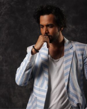 Abhishek Banerjee Instagram - #Apurva mummy ko dikhaun ?
#disneyplushotstar

Stripe blazer look : 
@nmstudio 
Styling @eshaamiin1 
Photographer: @vishwasgonsalves

Assisted by 
@the_little_lens
@yg.india