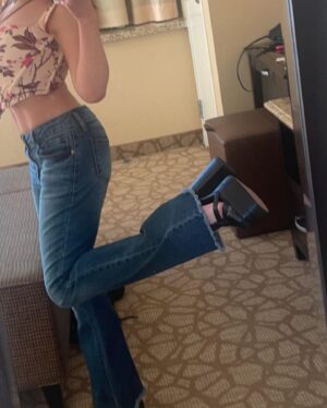 Abi Monterey Instagram - Many pics of one outfit