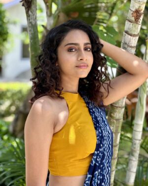 Abitha Venkat Instagram - Some colour pop 🫐⭐️🧩
.
Beautifully styled by @indu_ig 
Makeup and hair @jiyamakeupartistry @marysbridalstudio 
Saree draping @manisareedrapist1 
Saree @ruffle_trends 
Ring @fineshinejewels 
.
..
#saree #instadaily #india #chennai #curlyhair #modelshoot #fashion #abithavenkataraman