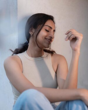Abitha Venkat Instagram - 🤍🐧
On cam: @irst_photography 
.
..
#mottamadi #breeze #photoshoot #chennai #india #model #casual
