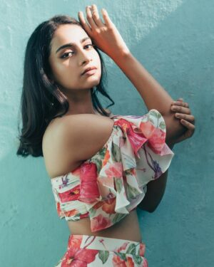 Abitha Venkat Instagram - Summer and flowers 🌺 
.
Captured by @dwarakesh.iyengar 
Wearing @shilpavummiti 
Styled by @priyaharie 
MUAH by @aura_makeoverartistry 
.
..
#Chennai #streetphotography #summer #florals #jumpsuits #India #chennaimodel