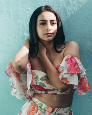 Abitha Venkat Instagram - Summer and flowers 🌺 
.
Captured by @dwarakesh.iyengar 
Wearing @shilpavummiti 
Styled by @priyaharie 
MUAH by @aura_makeoverartistry 
.
..
#Chennai #streetphotography #summer #florals #jumpsuits #India #chennaimodel