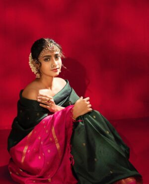 Abitha Venkat Instagram - Write a caption..
.
..

Ft @abithavenkataraman shot by @prachuprashanth 

Makeup @deepz_beautyjourney 
Styled by @indu_ig 
Hairdo @_stylenart_ 
Jewellery @stylorisilver
.
..
#saree #photoshoot #photooftheday #fashionphotography #trending #abithavenkat #trending #instagram #divine #malli
