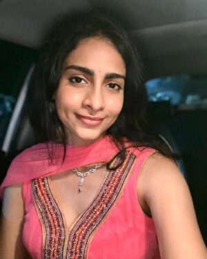 Abitha Venkat Instagram - Car selfies I clicked the other day. 👽
.
..
#indianweddings #carselfie