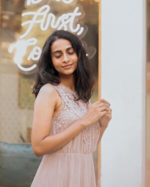 Abitha Venkat Instagram - Nice pics but I don’t drink coffee anymore cuz of acidity 🥱 
..
Team @watt.san_graphy @sat_narain 
Dress thrifted from @therebirthcollective 🌹
.
..
#coffee #pingtime #longtimenosee #chennaiphotography #cafe