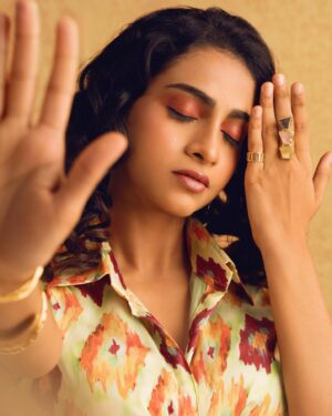 Abitha Venkat Instagram - 🍐
Shot by @prachuprashanth 
.
Makeup @deepz_beautyjourney 
Styled by @indu_ig 
Hair by @_stylenart_ 
Outfit @yaradesigners 
Jewellery @adorebypriyanka 
.
..
#fashionphotography #model #chennai #india #abithavenkataraman
