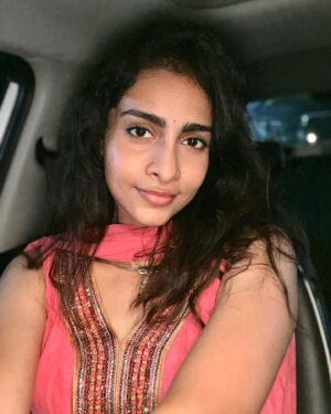 Abitha Venkat Instagram - Car selfies I clicked the other day. 👽
.
..
#indianweddings #carselfie