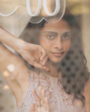Abitha Venkat Instagram - Nice pics but I don’t drink coffee anymore cuz of acidity 🥱 
..
Team @watt.san_graphy @sat_narain 
Dress thrifted from @therebirthcollective 🌹
.
..
#coffee #pingtime #longtimenosee #chennaiphotography #cafe