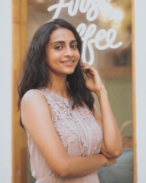 Abitha Venkat Instagram - Nice pics but I don’t drink coffee anymore cuz of acidity 🥱 
..
Team @watt.san_graphy @sat_narain 
Dress thrifted from @therebirthcollective 🌹
.
..
#coffee #pingtime #longtimenosee #chennaiphotography #cafe