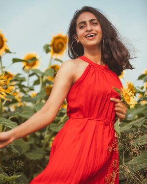 Abitha Venkat Instagram - I don’t think anyone can ever be unhappy in a sunflower field🌻❤️ The last pic was when I realized I had to drive back home 🥲
.
On cam, my early morning drive partner, @vigneshlk 🥲
.
..
#sunflowerfield #sunflowerfieldsphotography #summer #model #chennai #picoftheday #monday #insta #india #photooftheday #instagood #saturday #modelphotography #chennaimodel #abithavenkat #abithavenkataraman