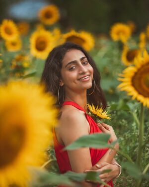 Abitha Venkat Instagram - I don’t think anyone can ever be unhappy in a sunflower field🌻❤️ The last pic was when I realized I had to drive back home 🥲
.
On cam, my early morning drive partner, @vigneshlk 🥲
.
..
#sunflowerfield #sunflowerfieldsphotography #summer #model #chennai #picoftheday #monday #insta #india #photooftheday #instagood #saturday #modelphotography #chennaimodel #abithavenkat #abithavenkataraman