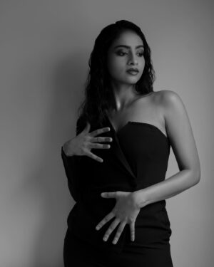 Abitha Venkat Instagram - Wanted to post something yellow today but posting grey with a yellove heart 💛 
.
Shot by @dhakshinkrishnanphotography 
Styled by @priyaharie 
Makeup and hair by @snehamnj @hair_by_naemat 
..
…
#model #photo #fashionphotography #csk #2023 #chennai #blackandwhite