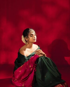 Abitha Venkat Instagram - Write a caption..
.
..

Ft @abithavenkataraman shot by @prachuprashanth 

Makeup @deepz_beautyjourney 
Styled by @indu_ig 
Hairdo @_stylenart_ 
Jewellery @stylorisilver
.
..
#saree #photoshoot #photooftheday #fashionphotography #trending #abithavenkat #trending #instagram #divine #malli