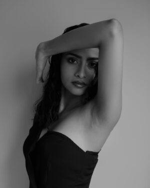 Abitha Venkat Instagram - Wanted to post something yellow today but posting grey with a yellove heart 💛 
.
Shot by @dhakshinkrishnanphotography 
Styled by @priyaharie 
Makeup and hair by @snehamnj @hair_by_naemat 
..
…
#model #photo #fashionphotography #csk #2023 #chennai #blackandwhite