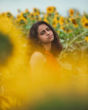 Abitha Venkat Instagram - I don’t think anyone can ever be unhappy in a sunflower field🌻❤️ The last pic was when I realized I had to drive back home 🥲
.
On cam, my early morning drive partner, @vigneshlk 🥲
.
..
#sunflowerfield #sunflowerfieldsphotography #summer #model #chennai #picoftheday #monday #insta #india #photooftheday #instagood #saturday #modelphotography #chennaimodel #abithavenkat #abithavenkataraman