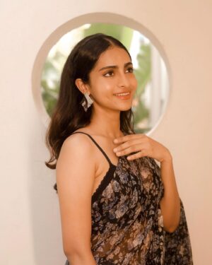 Abitha Venkat Instagram - You never know what eyes can hide! 👁️‍🗨️
On cam: @irst_photography 
Styled by: @priyaharie 
.
..
#saree #photoshoot #abithavenkat #chennai #model #actor #tamil #cinema