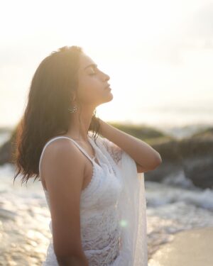 Abitha Venkat Instagram - கடல் மேல் பனித்துளி ❄️ 
📸 @anitakamaraj 🤗 
.
..
…
#instagram #picoftheday #india #beach #sea #saree #whitesaree #chennai #model #actor #photoshoot #beachmodel #sunny #summer #instagood